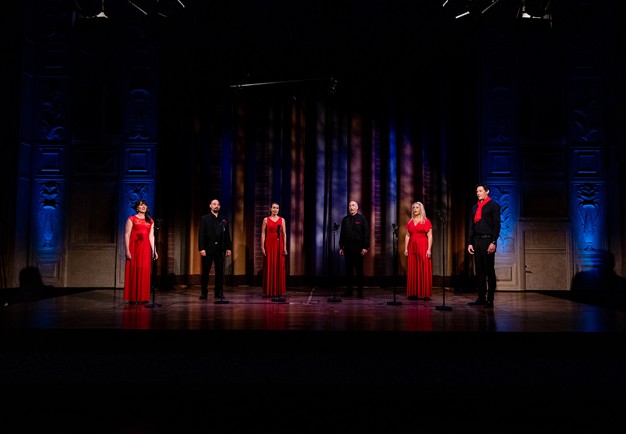 Group with people with red and black dresses. Photo.