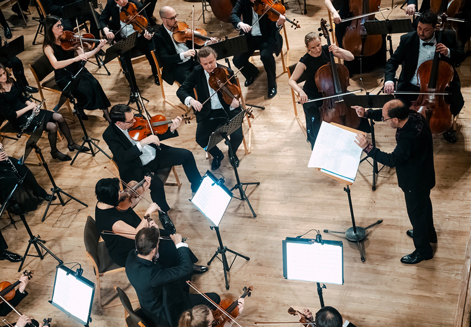 Orkester som spelar. Fotografi.