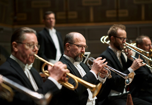 Män som splear trumpet. Fotografi.