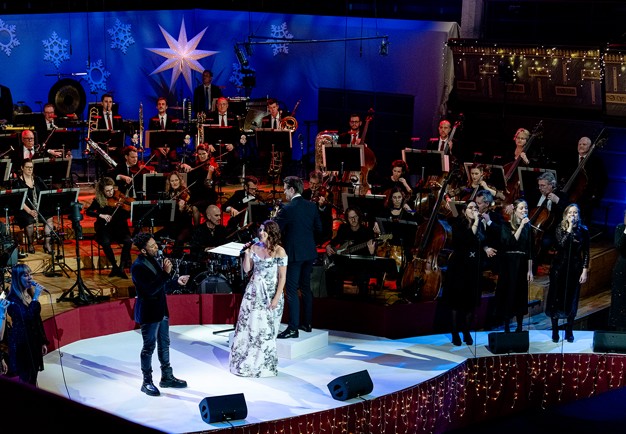 A man and woman singing. Photo.