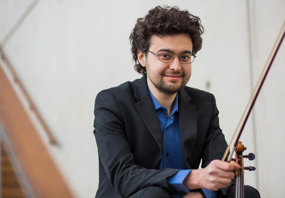 Man med violin. Fotografi.