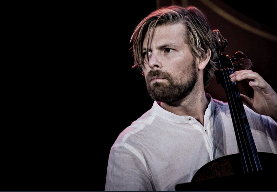 Man med cello. Fotografi.