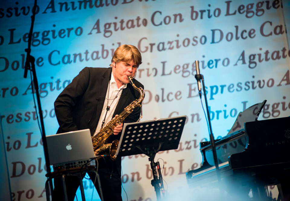 Man med saxofon. Fotografi.