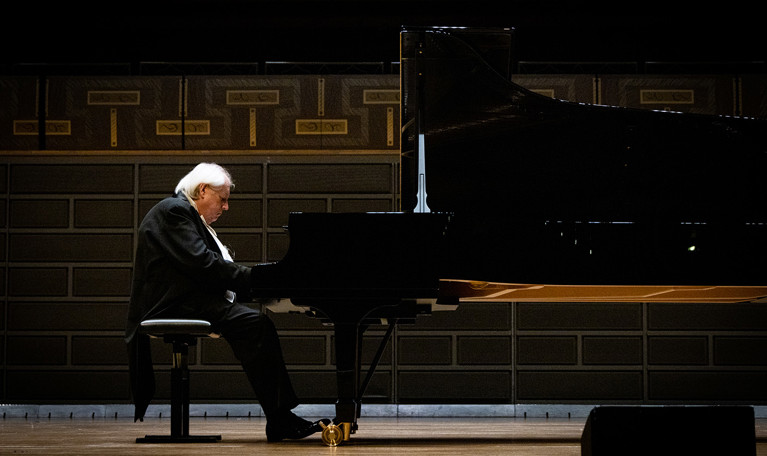 Man som spelar piano. Fotografi.