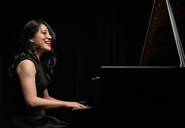 Kvinna som spelar piano. Fotografi.